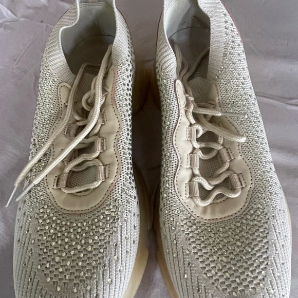 Beautiful cream colored sneakers with glitter size 8.5. New - Picture 3 of 3